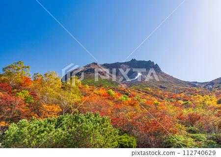 (栃木縣)茶臼岳(那須岳)紅葉盛時,從婆婆頭平仰望山頂 (栃木縣)茶臼岳(那須岳)紅葉盛時,從婆婆頭平仰望山頂 112740629