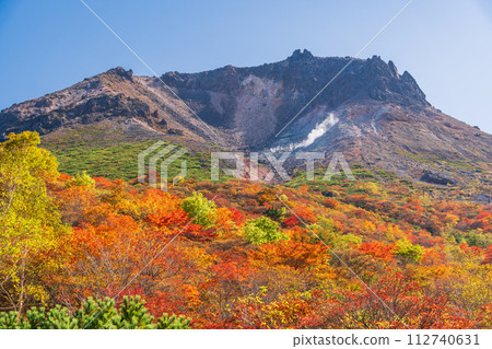 (栃木縣)茶臼岳(那須岳)紅葉盛時,從婆婆頭平仰望山頂 (栃木縣)茶臼岳(那須岳)紅葉盛時,從婆婆頭平仰望山頂 112740631