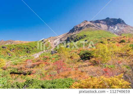 （栃木縣）茶臼岳（那須岳）紅葉盛時，從婆婆頭平仰望山頂 112740659