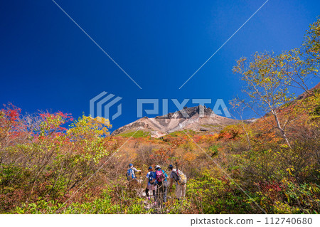 (Tochigi Prefecture) Chausu-dake (Nasu-dake) Looking up at the summit from Ubagadaira during the peak of autumn leaves (Tochigi Prefecture) Chausu-dake (Nasu-dake) Looking up at the summit from Ubagadaira during the peak of autumn leaves 112740680