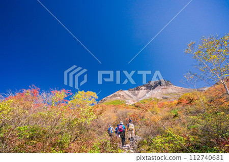 (Tochigi Prefecture) Chausu-dake (Nasu-dake) Looking up at the summit from Ubagadaira during the peak of autumn leaves 112740681