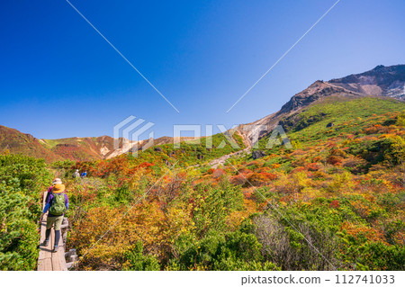 (栃木縣)茶臼岳(那須岳)葫蘆池附近賞秋葉的人們 (栃木縣)茶臼岳(那須岳)葫蘆池附近賞秋葉的人們 112741033