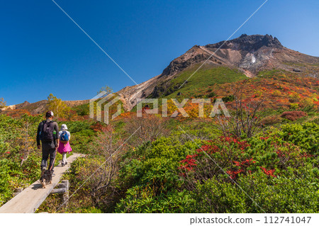 (Tochigi Prefecture) Chausu-dake (Nasu-dake) People enjoying the autumn leaves near Hyotan Pond 112741047