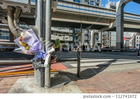 交通事故現場及花束 112741872