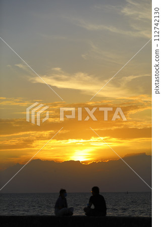 在被夕陽染紅的海裡 在被夕陽染紅的海裡 112742130