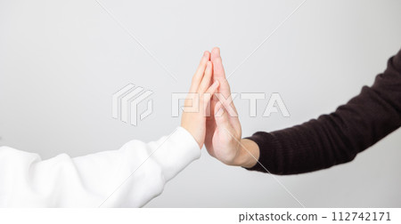 父母和孩子撫摸的圖片 112742171
