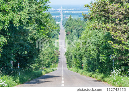 北海道的夏天,熱門的旅遊勝地,通往晴空的道路 北海道的夏天,熱門的旅遊勝地,通往晴空的道路 112742353