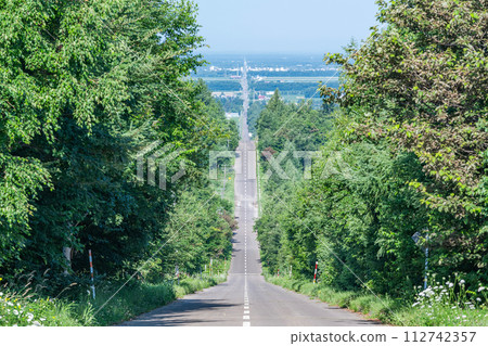 Summer in Hokkaido, popular tourist attraction, road leading to clear skies 112742357
