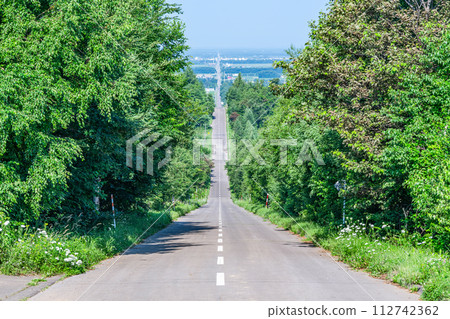 北海道的夏天,熱門的旅遊勝地,通往晴空的道路 北海道的夏天,熱門的旅遊勝地,通往晴空的道路 112742362