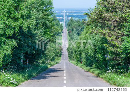 北海道的夏天,熱門的旅遊勝地,通往晴空的道路 北海道的夏天,熱門的旅遊勝地,通往晴空的道路 112742363