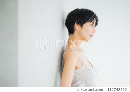 短髮的年輕女子 112742532