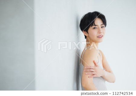 短髮的年輕女子 112742534