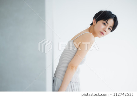 短髮的年輕女子 112742535