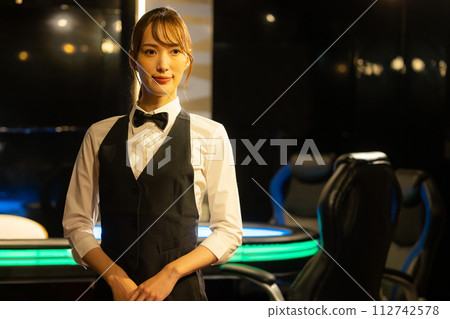 bartender woman bartender woman 112742578