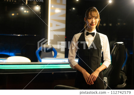 bartender woman 112742579