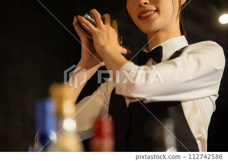 bartender woman 112742586