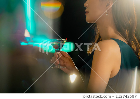 Couple drinking champagne 112742597