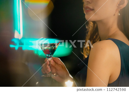 夫妻喝香檳 112742598