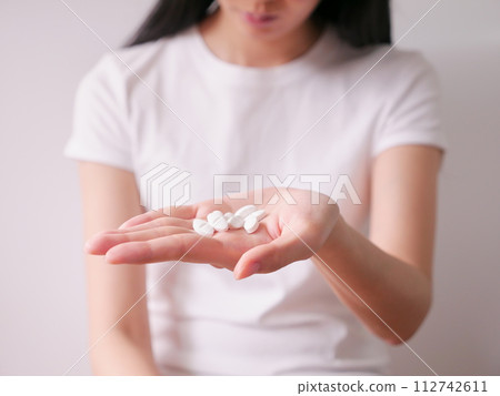 white pill 03 112742611