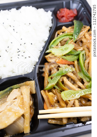 美味的青椒肉盒午餐 美味的青椒肉盒午餐 112742785