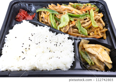 Delicious green pepper meat box lunch 112742803