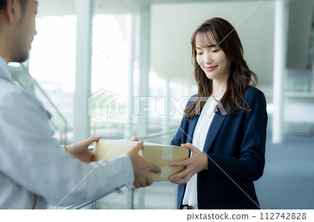 接收行李的女商人 接收行李的女商人 112742828