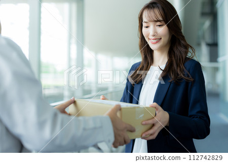 接收行李的女商人 112742829