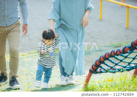 Parent and child playing in the park 112742884