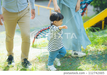 父母和孩子在公園玩耍 112742885