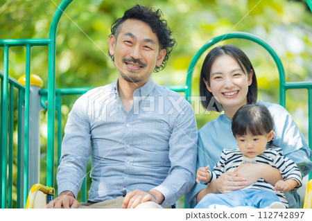 Parent and child playing in the park 112742897
