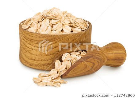 Oat flakes in wooden bowl and scoop isolated on white background with full depth of field 112742900