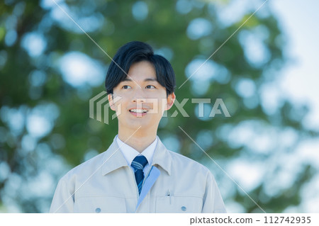 一個穿著工作服的男人 112742935