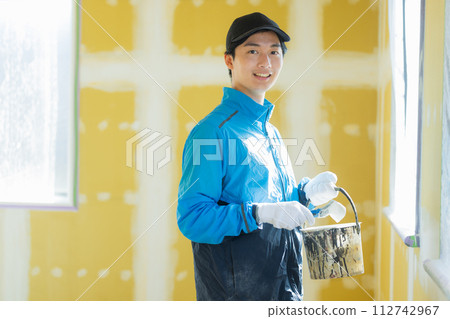 從事室內設計業的年輕人 從事室內設計業的年輕人 112742967