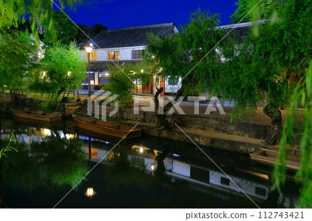[Okayama Prefecture] Night view of Kurashiki Bikan Historical Quarter (river boat platform) 112743421