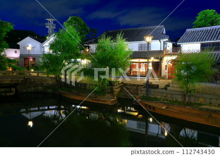 [Okayama Prefecture] Night view of Kurashiki Bikan Historical Quarter (river boat platform) 112743430