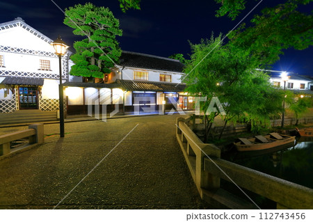 [Okayama Prefecture] Night view of Kurashiki Bikan Historical Quarter (river boat platform) 112743456