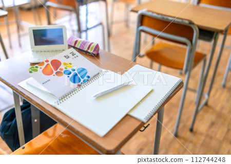 課本和筆記本放在教室桌上 112744248