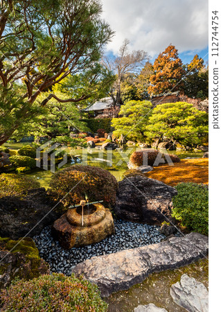 2 月 12 日，日本京都伏見城南宮的花園景觀 112744754
