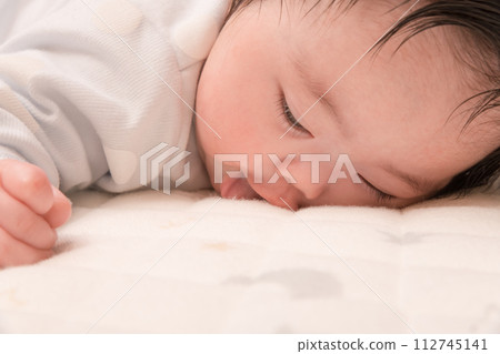 [Baby lie face down] 112745141