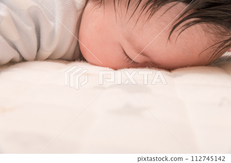 【寶寶臉朝下躺著】 112745142