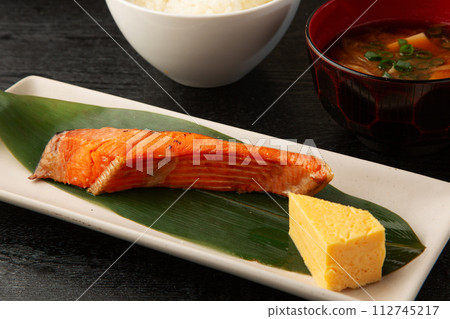 烤紅鮭魚 112745217