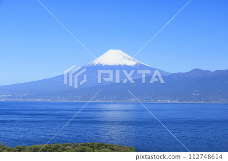 駿河灣對面的駿河港和白雪皚皚的富士山(冬季) 駿河灣對面的駿河港和白雪皚皚的富士山(冬季) 112748614