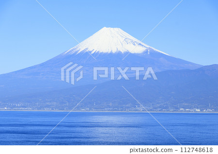 Suruga Port and snow-capped Mt. Fuji seen across Suruga Bay (winter) 112748618