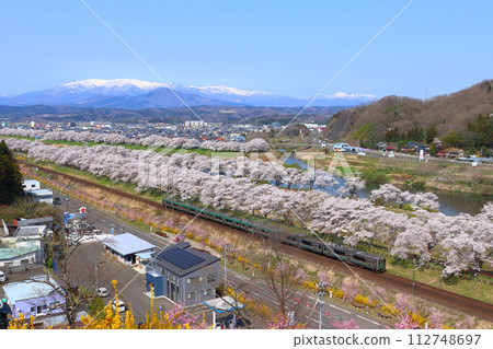Tohoku Main Line 701 series going to Shiroishi River Tsutsumi Senbonzakura (Sendai area) Tohoku Main Line 701 series going to Shiroishi River Tsutsumi Senbonzakura (Sendai area) 112748697