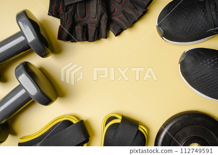 Workout flat-lay with sneakers 112749591