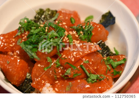 海鮮碗配上鮪魚片 海鮮碗配上鮪魚片 112750365