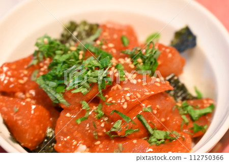 海鮮碗配上鮪魚片 海鮮碗配上鮪魚片 112750366