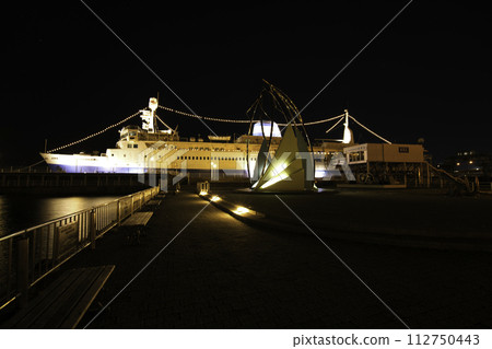 夜間的函館市青函渡輪紀念堂摩週丸 夜間的函館市青函渡輪紀念堂摩週丸 112750443