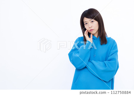 一個穿著藍色連帽衫的女人非常擔心 112750884