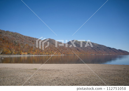 北海道千歲市的支笏湖與秋葉 北海道千歲市的支笏湖與秋葉 112751058
